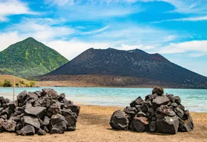 Strand und Vulkane © Timo Dersch, Papua-Neuguinea Travel