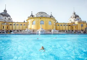 Außenbecken des Széchenyi-Heilbads in Budapest