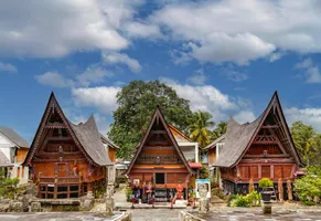 Traditionelle Batak-Häuser auf der indonesischen Insel Sumatra