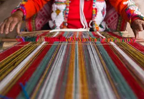 Traditionelles Kunsthandwerk in Ecuador – Einheimische fertigen handgewebte Textilien mit viel Liebe zum Detail