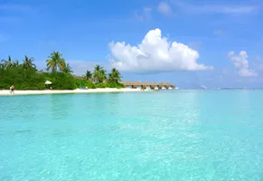 Traumstrand auf den Malediven mit feinem Sand und kristallklarem Meer