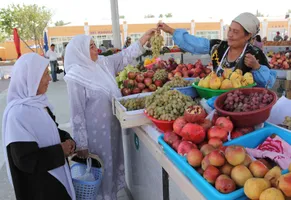Usbekistan_Samarkand_Frauen auf dem Siyob Basar