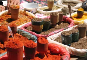 Usbekistan_Samarkand_Marktstand mit Gewürzen auf dem Siyob Basar