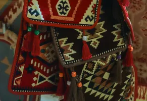 Handgefertigte Taschen aus traditioneller albanischer Textilkunst