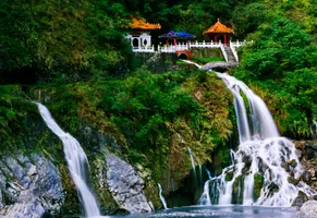 Wasserfall und Schrein, Taroko Schlucht, Taiwan Reise