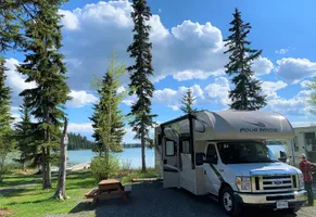 Wohnmobil am Ufer eines Bergsees