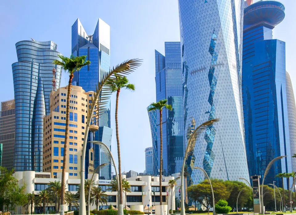Blick auf die Wolkenkratzer der Stadt Doha von der Al Corniche