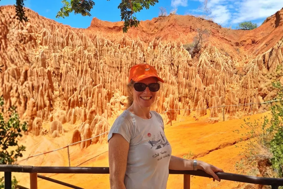 Geoplanerin Petra Mannsfeld vor den Gesteinsformen von Tsingy Rouge im Norden von Madagaskar