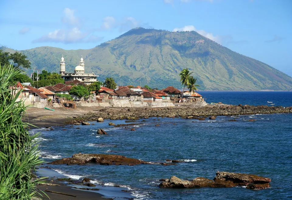 Kleinstadt auf der indonesischen Insel Flores
