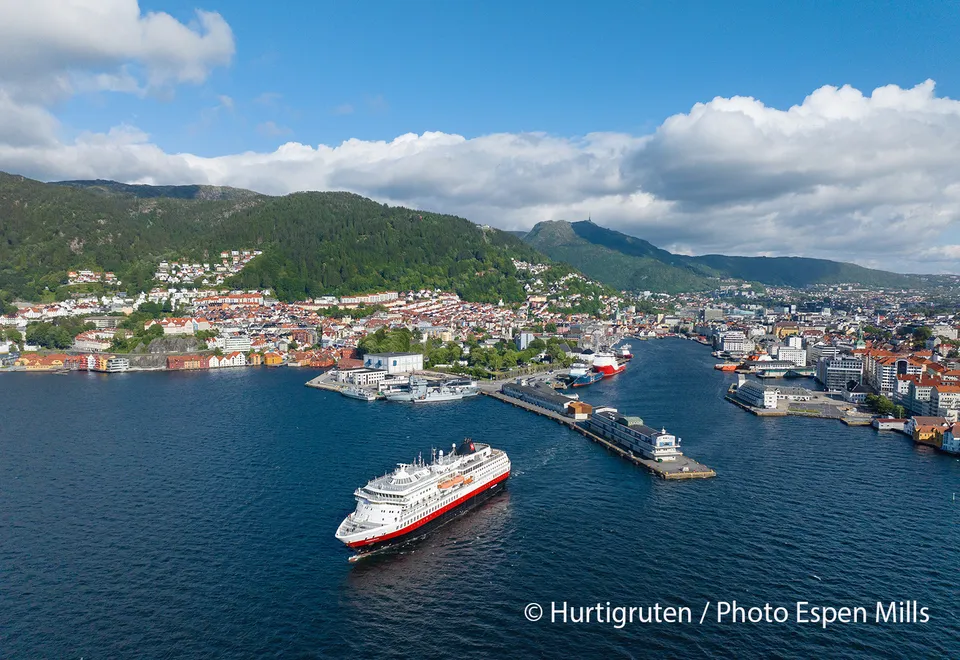 MS Finnmarken unterwegs bei Bergen, Norwegen