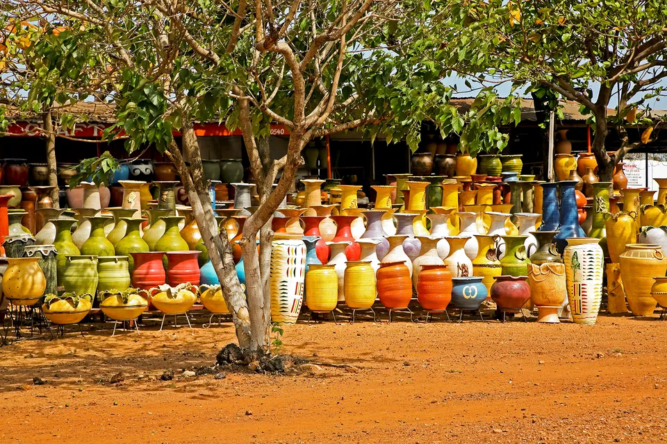 Bunte Tonwaren auf einem Markt in Accra, Ghana
