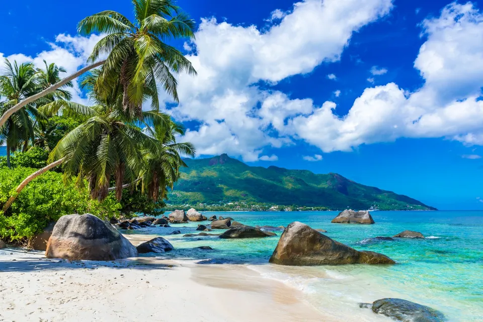 Der Strand Beau Vallon auf der Insel Mahè